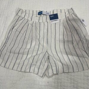 Old navy. New with tags. Taylor short
